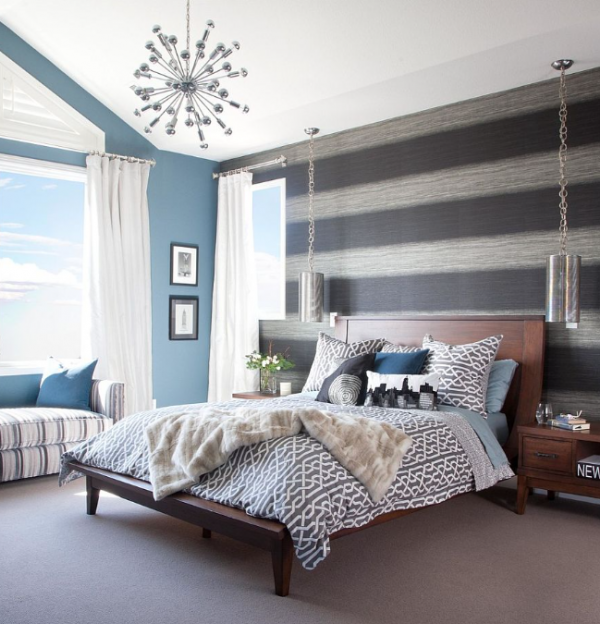 Dinding kamar dengan aksen dinding bergaris